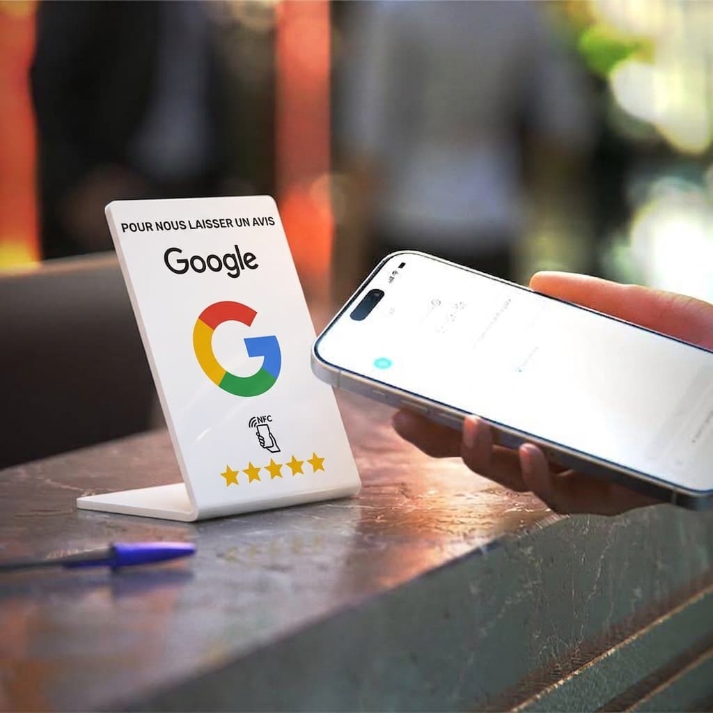 Client scannant une carte NFC Beyer Web pour laisser un avis Google